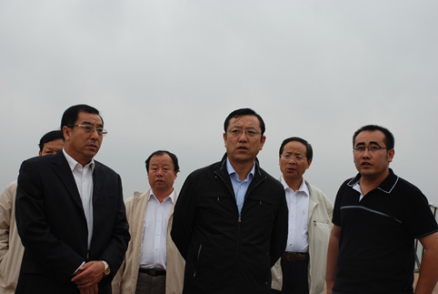 中國(guó)藝術(shù)研究院院長(zhǎng)、非遺中心主任連緝（左二）等領(lǐng)導(dǎo)來風(fēng)水梁考察